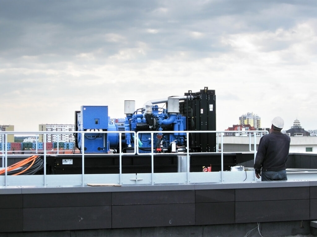 groupe électrogène sur le toit d'un immeuble